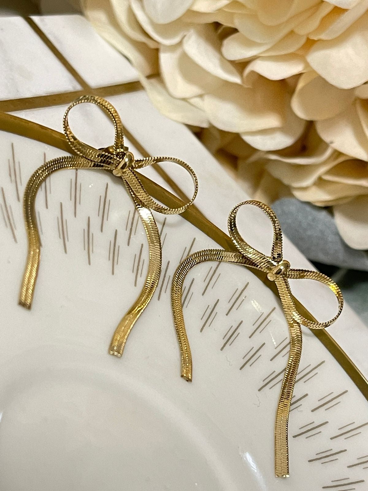 Ribbon shaped Earring